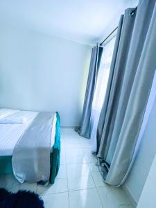 Postel nebo postele na pokoji v ubytování Classy two bedroom Airbnb with swimming pool