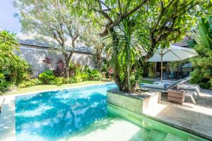 una imagen de una piscina en una casa en Kejora Beachfront Villas, en Sanur