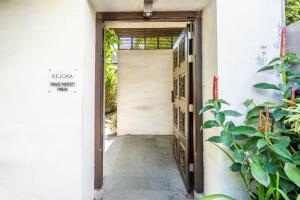 una entrada a un edificio con una puerta abierta en Kejora Beachfront Villas, en Sanur