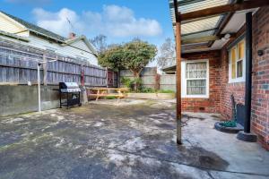 a backyard with a picnic table and a fence at GATSBY walk to Geelong CBD and Waterfront in Geelong