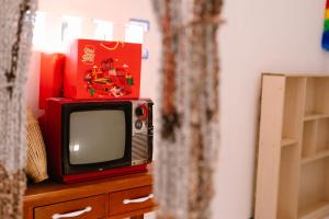 a small tv sitting on top of a dresser at Om Homestay in Tuy An