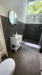 La salle de bains est pourvue d'un lavabo, de toilettes et d'un miroir. dans l'établissement Easy Life Koh Chang, à Ko Chang