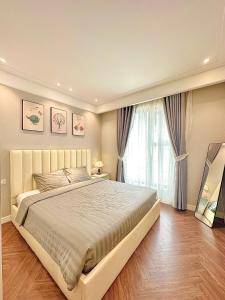 Un dormitorio con una cama grande y una ventana en My home-Your home in Altara Quy Nhơn, en Quy Nhon