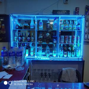 einem Kühlschrank mit vielen Flaschen Wasser in der Unterkunft HOTEL TASHI NORLING Near Mall Road in Gangtok