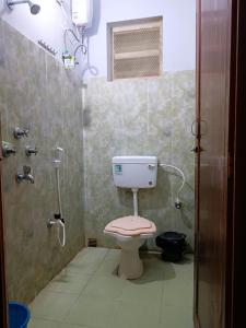 プリーにあるOlive Gardens- Garden Villaのトイレとシャワー付きのバスルーム