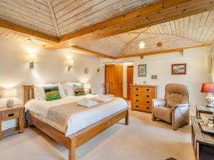 1 dormitorio con 1 cama grande y 1 silla en Steppe Haugh en Hawes