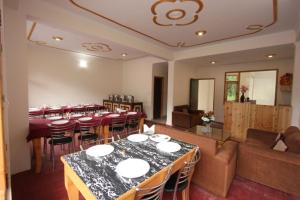 Reštaurácia alebo iné gastronomické zariadenie v ubytovaní Goroomgo Hotel Saras Manali - Near Hadimba Devi Temple - All Room Attached Balcony with Mountain View - Parking Facilities & Spacious Room