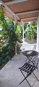 サモスにあるGreek Island bungalow in Samos set in beautiful natureのテーブルと椅子が備わるパティオ