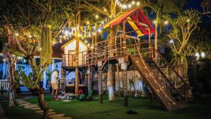 a tree house in the middle of a yard at Pondok Baruna Frangipani in Nusa Lembongan