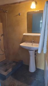 基席拉的住宿－Fournos Aroniadika，一间带水槽和镜子的浴室