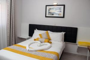 A bed or beds in a room at Eldorado Rustic Hotel