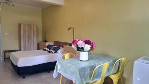 Letto o letti in una camera di Alec's Hotel