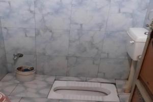 y baño con aseo y lavamanos. en GRG K.S.N. PAYING GUEST HOUSE, en Varanasi