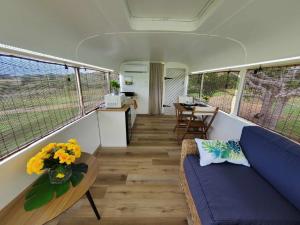 een woonkamer met een bank en een tafel bij Le Big Bus 