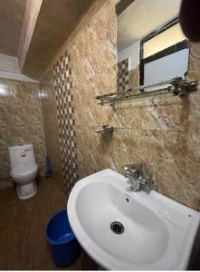 ein Bad mit einem Waschbecken und einem WC in der Unterkunft Nirvaan Guest House (Hotel Bibidh) in Kathmandu