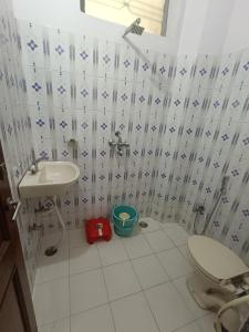 ein Bad mit einem WC und einem Waschbecken in der Unterkunft Hotel angels paradise in Jaipur