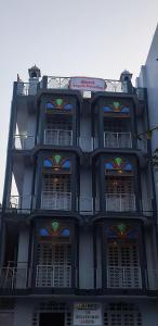 ein hohes schwarzes Gebäude mit vielen Fenstern in der Unterkunft Hotel angels paradise in Jaipur