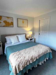 a bedroom with a bed and a lamp in it at Old Cleveland Views - Stones Corner in Brisbane