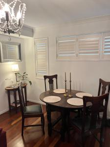 Swan Guest House في بريزبين: غرفة طعام مع طاولة وكراسي