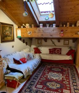 - un salon avec un canapé et un tapis dans l'établissement Residence Venezia, 