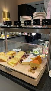 una vitrina llena de diferentes tipos de queso en Sorell Hotel Tamina - Garni en Bad Ragaz
