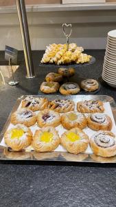 um monte de diferentes tipos de doces em uma mesa em Sorell Hotel Tamina - Garni em Bad Ragaz