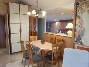 Una cocina y un comedor con mesa y sillas. en Farma Tsalta Olympus Larisa, en Pyrgetós