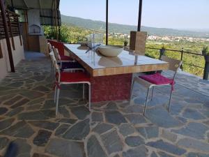 Una mesa y sillas en un patio con vista. en Farma Tsalta Olympus Larisa, en Pyrgetós 47 fotos más
