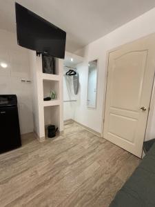 ein Zimmer mit weißer Tür und ein Zimmer mit Holzboden in der Unterkunft Casa Vivanco in Ensenada