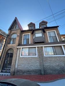 ein Backsteinhaus mit Fenstern auf einer Straße in der Unterkunft Casa Vivanco in Ensenada