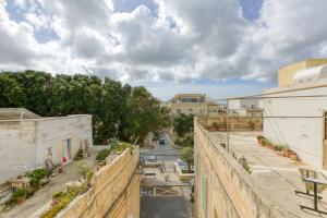 una vista aérea de una calle desde un edificio en Rb42 - Charming & Historic House, en Rabat