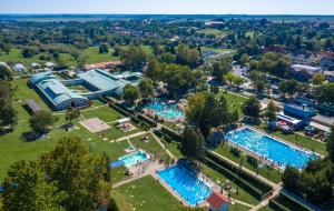 una vista aérea de un parque con 2 piscinas en Harmónia Vendégház, en Igal