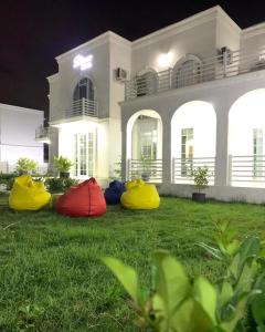 une maison avec quatre sacs colorés dans la cour dans l'établissement Blanco boutique hotel astara, à Astara