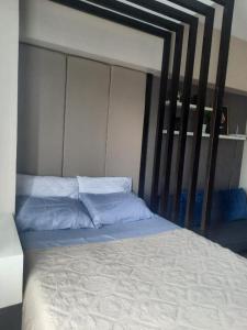 Ένα ή περισσότερα κρεβάτια σε δωμάτιο στο Sunvida Tower