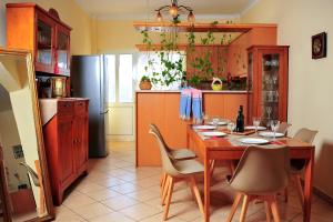 una cucina con tavolo, sedie e frigorifero di Casa center in Chania a Chania