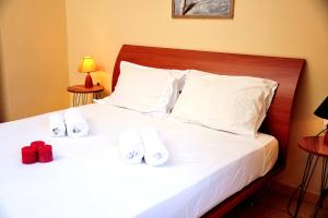 una camera da letto con un letto con due regali sopra di Casa center in Chania a Chania