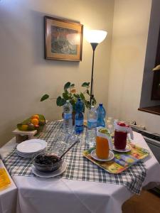 una mesa con un plato de comida y bebidas. en Parco Ducale Country House, en Urbania