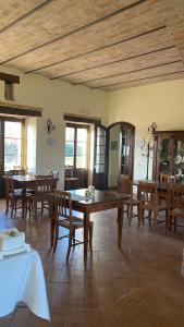 une salle à manger avec des tables et des chaises en bois dans l'établissement Parco Ducale Country House, à Urbania