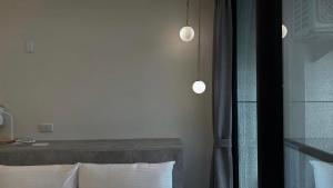 Uma cama ou camas num quarto em 飛行船電梯民宿