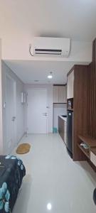 a room with a kitchen with a white floor at Apartemen Nuvasa Bay in Nongsa