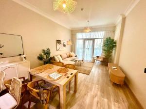 un soggiorno con tavolo e divano di Tranquil Haven Perfect Retreat for Your Holiday 510 a Abu Dhabi
