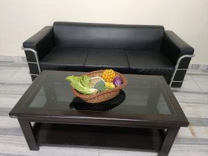 einen Korb mit Gemüse auf einem Couchtisch in der Unterkunft Hotel angels paradise in Jaipur