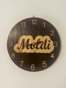 um relógio com a palavra nórdico nele em Cazare Moldi Btt em Câmpulung Moldovenesc