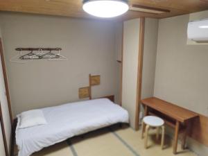 Vuode tai vuoteita majoituspaikassa Osaka Guesthouse Sakura
