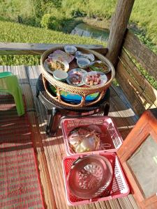 a grill on a wooden table with food on it at บ้านพักชิปู ป่าบงเปียง in Ban Mae Pan Noi