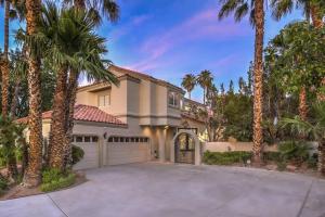 ラスベガスにあるVilla Greens- 5,700sf Luxury Las Vegas Poolのヤシの木と私道のある大家