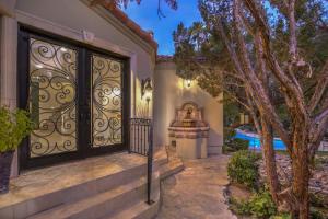 ラスベガスにあるVilla Greens- 5,700sf Luxury Las Vegas Poolのスイミングプール付き家の門