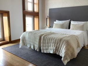 アヴェイロにあるSaberAmar City & Ria & Moreのベッドルーム1室(大型ベッド1台、白い掛け布団付)