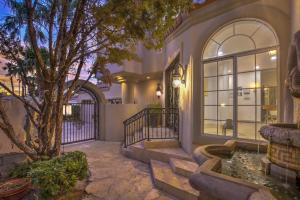 ラスベガスにあるVilla Greens- 5,700sf Luxury Las Vegas Poolの木と噴水のある家