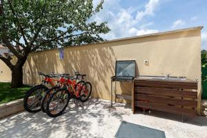 Jazda na bicykli v okolí ubytovania Kuća za odmor s bazenom Emma